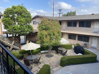 105 Apartments - Burbank, CA