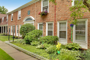 Colonial Park Townhomes Apartments - Euclid, OH