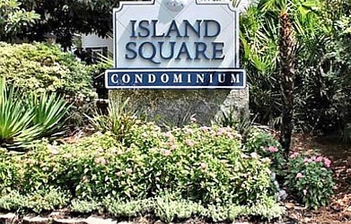 906 W Island Square Dr - Saint Simons Island, GA