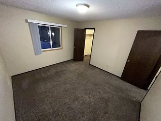 1621 Carriage Hill Dr Apartments - Waterloo, IA