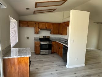 550 Driftwood Ave - Tulare, CA
