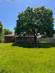 4237 Connie Dr - Sterling Heights, MI