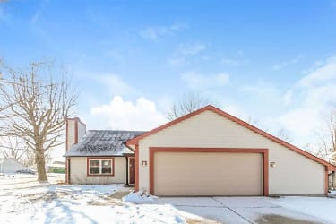 8325 Farmhill Rd - Indianapolis, IN