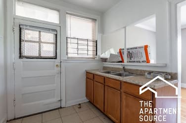 6808 N Wolcott Ave - Chicago, IL