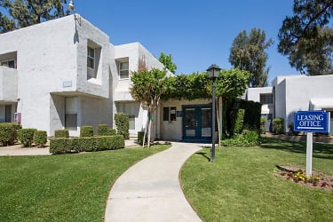 Santa Clarita Apartments - Bakersfield, CA