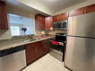 3700 NW 21st St #304 - Lauderdale Lakes, FL