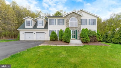 1156 Glade Dr S - Long Pond, PA