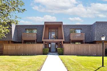 565 Carl Ave #202 - Barrington, IL