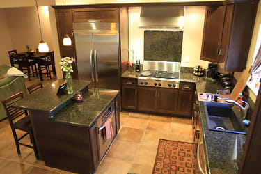 10_kitchen_from_front_door.jpg