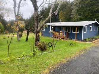 69903 Riddling Rd - North Bend, OR