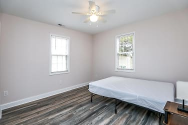 Room For Rent - Colonial Heights, VA