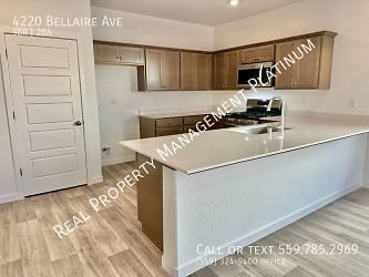4220 Bellaire Ave - Clovis, CA