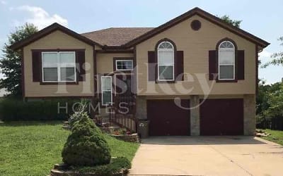 1709 Shelby Dr - Raymore, MO