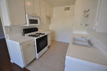 24411 Apartments - Newhall, CA