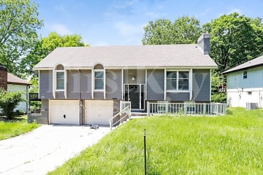 5906 NW Harris Dr - Parkville, MO