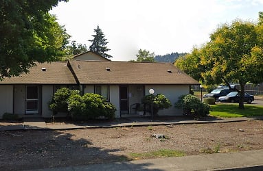 900 N Douglas Ave - Cottage Grove, OR