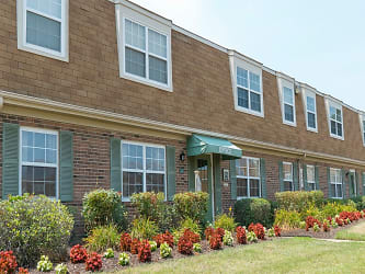 Warwick Village Apartments - Newport News, VA