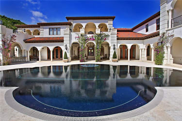150 Edgewater Dr - Coral Gables, FL