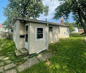 23941 Hartland Rd - Euclid, OH