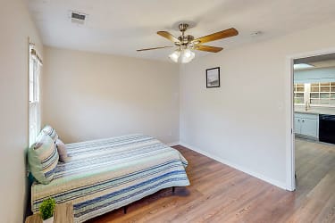 Room For Rent - Rex, GA