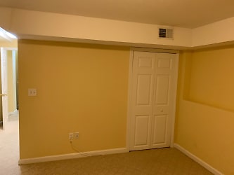 12 Lilac Ln unit BEDROOM - Worcester, MA