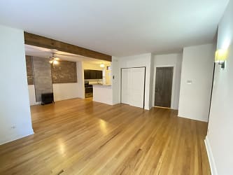 3740 N Pine Grove Ave - Chicago, IL