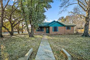 201 Meadowbrook Dr - Highland Village, TX