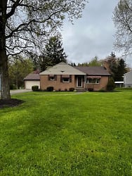 32 Orchard Dr - Poland, OH