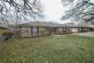 1124 N O'Connor Rd - Irving, TX