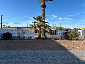 1525 W Indian School Rd - Phoenix, AZ