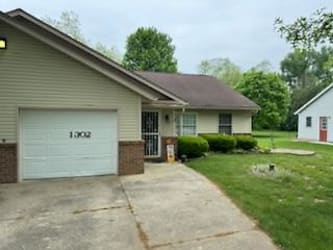 1302 Frank Dr - Wooster, OH