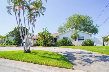 7875 2nd Ave S - Saint Petersburg, FL