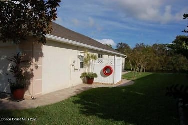 751 Carriage Hill Rd - Melbourne, FL