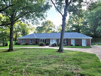 2 Woods Hill Dr - Chesterfield, MO