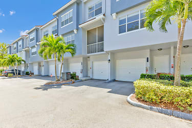 Luxury Townhomes By Windsor Castle Apartments - Coral Springs, FL