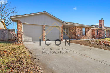 1038 S Highland Dr - Mustang, OK