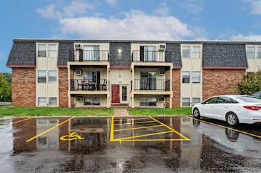 Pine Ridge Apartments - Springfield, IL