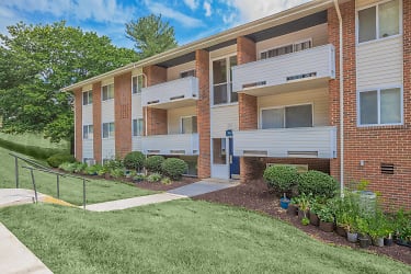 Windsor Hills Apartments - Blacksburg, VA