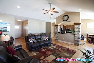 916 NE Silkwood St - Grimes, IA