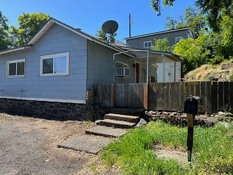 220 W 7th St - The Dalles, OR