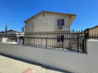 6448 Troost Ave - Los Angeles, CA