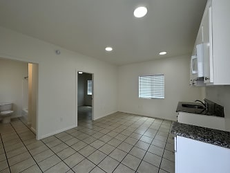 908 Martin Luther King Jr Ave unit 7 - Long Beach, CA
