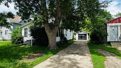 807 9th Ave SE - Aberdeen, SD
