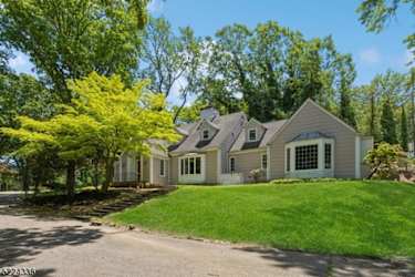 7 Norcroft Rd - Essex Fells, NJ