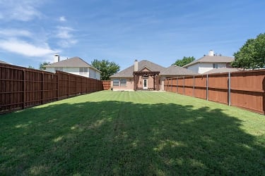2749 Hillview Dr - Lewisville, TX