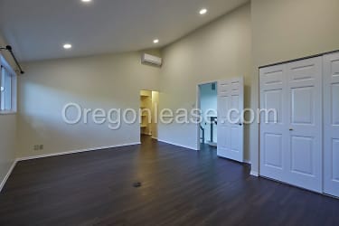 319 Country Club Rd - Eugene, OR