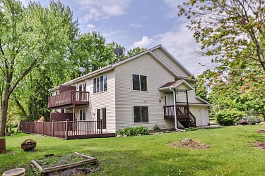 1410 S River Rd - New Berlin, WI