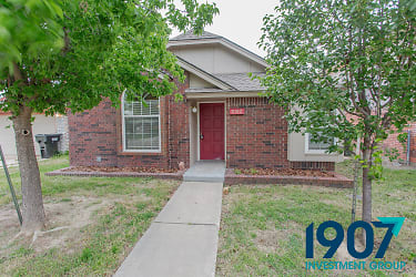 2102 Briarcliff Dr - Moore, OK