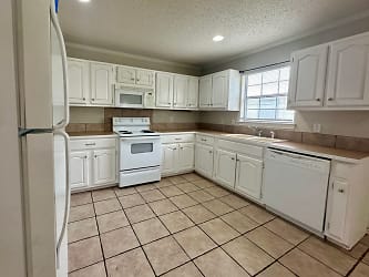 Spacious 1-, 2- And 3-bedroom Duplexes At The Legend Near Baylor! Apartments - Waco, TX