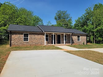 2110 N Whisnant Ave - Newton, NC